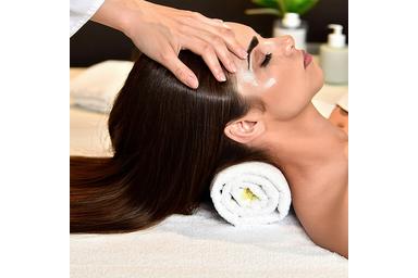 Massage détente du cuir chevelu lors d’un soin revitalisant